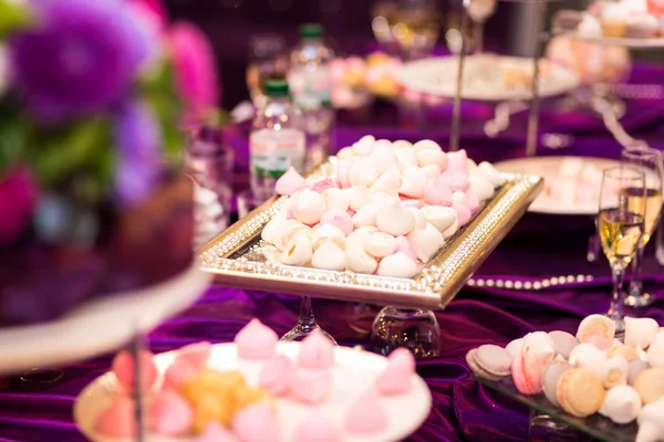 Candy Bar. Delizioso buffet dolce con cupcake. Buffet vacanza dolce con cupcake e altri dolci Tavolo con dolci, caramelle, dessert — Foto Stock