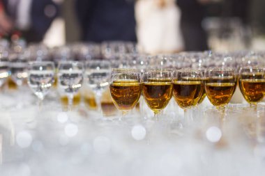 gözlük ile suyu, şampanya bardağı, şarap gözlük, catering Ziyafet tablo, catering, stemware, kırmızı şarap, viski