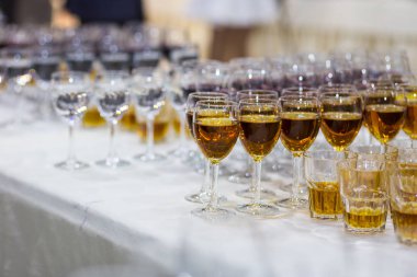 gözlük ile suyu, şampanya bardağı, şarap gözlük, catering Ziyafet tablo, catering, stemware, kırmızı şarap, viski