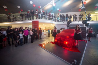 Vinnitsa, Ukrayna - Aralık 16, 2016.Toyota C-Hr konsept otomobil. Toyota showroom. Vinnitsa, Ukrayna yeni Toyota showroom Presentation.Opening. Yeni model Toyota otomobil - Toyota C-Hr tanıtımı