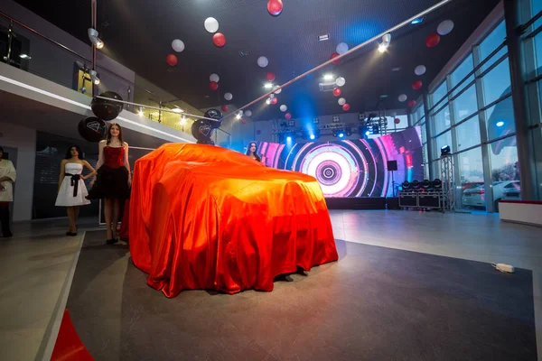 Vinnitsa, Ukraina - 16 Desember 2016.Toyota C-HR konsep car.Toyota showroom.Presentation.Opening dari Toyota showroom baru di Vinnitsa, Ukraina. Presentasi mobil Toyota model baru Toyota C-HR — Stok Foto