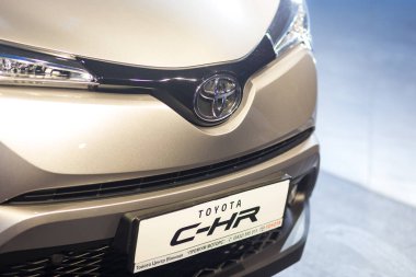 Vinnitsa, Ukrayna - Aralık 16, 2016.Toyota C-Hr konsept otomobil. Arabanın ön logo Toyota, showroom ön. Yeni model Toyota otomobil - Toyota C-Hr tanıtımı