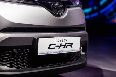 Vinnitsa, Ukrayna - Aralık 16, 2016.Toyota C-Hr konsept otomobil. Arabanın ön logo Toyota, showroom ön. Yeni model Toyota otomobil - Toyota C-Hr tanıtımı