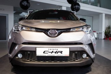 Vinnitsa, Ukrayna - Aralık 16, 2016.Toyota C-Hr konsept otomobil. Arabanın ön logo Toyota, showroom ön. Yeni model Toyota otomobil - Toyota C-Hr tanıtımı