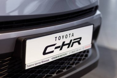 Vinnitsa, Ukrayna - Aralık 16, 2016.Toyota C-Hr konsept otomobil. Arabanın ön logo Toyota, showroom ön. Yeni model Toyota otomobil - Toyota C-Hr tanıtımı