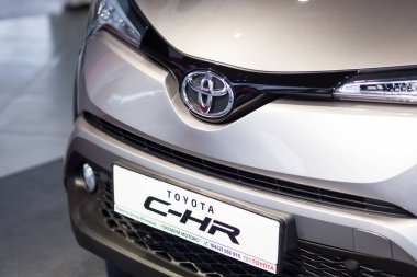 Vinnitsa, Ukrayna - Aralık 16, 2016.Toyota C-Hr konsept otomobil. Arabanın ön logo Toyota, showroom ön. Yeni model Toyota otomobil - Toyota C-Hr tanıtımı