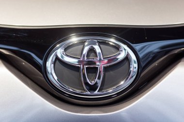 Vinnitsa, Ukrayna - Aralık 16, 2016.Toyota C-Hr konsept otomobil. Arabanın ön logo Toyota, showroom ön. Yeni model Toyota otomobil - Toyota C-Hr tanıtımı