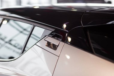 Vinnitsa, Ukrayna - Aralık 16, 2016.Toyota C-Hr konsept otomobil. Araba, yan aynalar, kapı kolu, logo Toyota, showroom önü. Yeni model Toyota otomobil - Toyota C-Hr tanıtımı