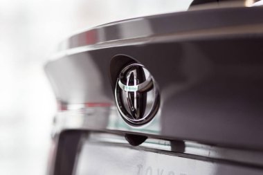 Vinnitsa, Ukrayna - Aralık 16, 2016.Toyota C-Hr konsept otomobil. Görünümü, arka ışık, logo Toyota, showroom arka. Yeni model Toyota otomobil - Toyota C-Hr tanıtımı