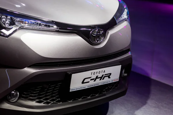Vinnitsa, Ukrayna - Aralık 16, 2016.Toyota C-Hr konsept otomobil. Arabanın ön logo Toyota, showroom ön. Yeni model Toyota otomobil - Toyota C-Hr tanıtımı