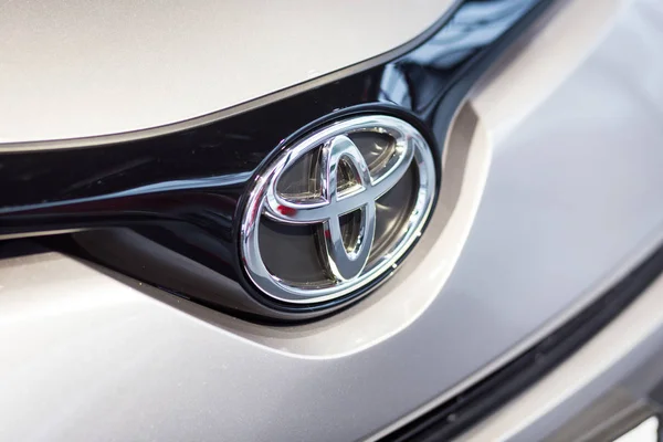 Vinnitsa, Oekraïne - 16 December 2016.Toyota C-Hr conceptauto. Voorkant van de auto, voorzijde, logo Toyota, showroom. Presentatie van het nieuwe model Toyota auto - Toyota C-Hr — Stockfoto