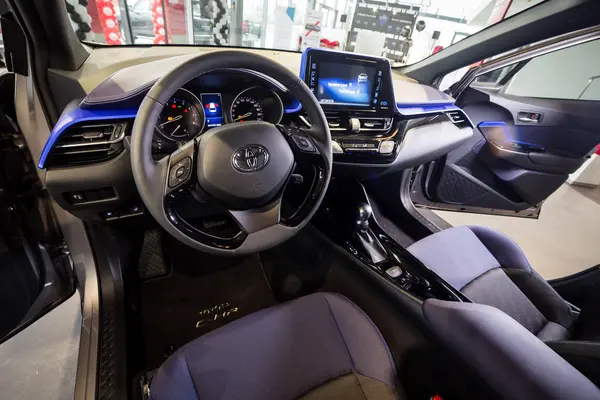 Vinnitsa, Ukraine - 16 décembre 2016.Toyota C-HR concept car.Inside la voiture, volant, intérieur de la voiture, logo Toyota, showroom.Presentation du nouveau modèle Toyota voiture - Toyota C-HR — Photo