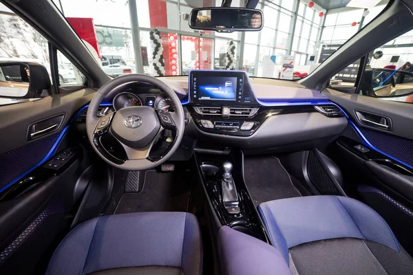 Vinnitsa, Ukraine - 16 décembre 2016.Toyota C-HR concept car.Inside la voiture, volant, intérieur de la voiture, logo Toyota, showroom.Presentation du nouveau modèle Toyota voiture - Toyota C-HR — Photo