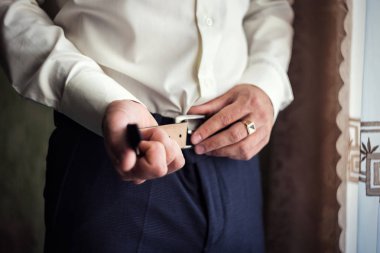 bir kemer, işadamı, politikacı, koyarak adamın tarzı, erkek eller closeup, ABD'li iş adamı, Avrupa işadamı, bir işadamı Asya, insanlar, iş, moda ve giyim kavramı