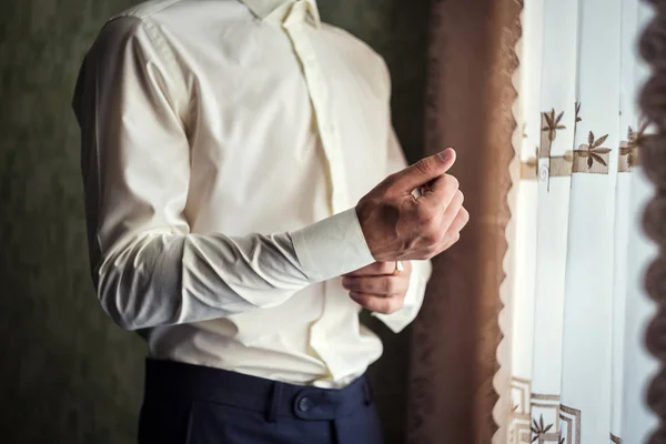 Camisa de hombre de negocios. El hombre de la camisa blanca en los gemelos del vestido de ventana. Político, estilo de hombre, Empresario abotonándose la camisa, primer plano manos masculinas, Americano, Empresario europeo — Foto de Stock