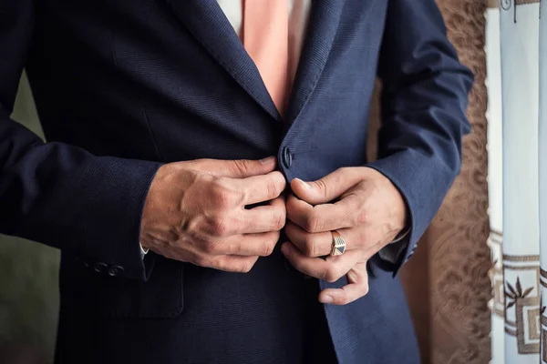 Zakenman draagt een jas. Man's stijl, mannelijke handen close-up, politicus, zakenman, Amerikaanse, Europese, business, mode en kleding concept — Stockfoto