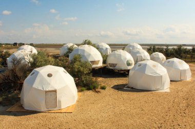 Modern bilding inşaat, beyaz inşaat, beyaz çadır, çadır kum üzerinde