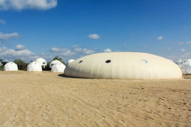 Modern bilding inşaat, beyaz inşaat, beyaz çadır, çadır kum üzerinde