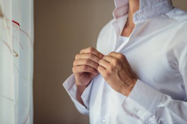 İşadamı elbise gömlek. Pencere elbise kol düğmeleri içinde Beyaz tişörtlü adam. Politikacı, adamın tarzı, işadamı kadar düğmelerini onun gömlek, erkek eller closeup, Amerikan, Avrupa iş adamı