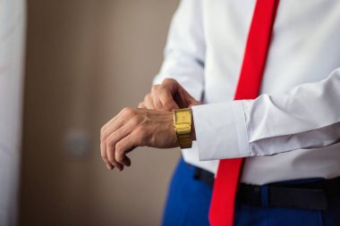 işadamı saat giysiler, kol zamanında kontrol işadamı. Erkekler el ile bir saat, bir man's taraftan izlemek, damat, düğün hazırlık, çalışma saati yandan koyarak için hazırlık ücretleri saat seyretmek zaman, adamın st tutturmak