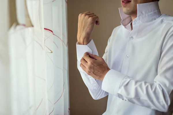 Camisa de hombre de negocios. El hombre de la camisa blanca en los gemelos del vestido de ventana. Político, estilo de hombre, Empresario abotonándose la camisa, primer plano manos masculinas, Americano, Empresario europeo — Foto de Stock