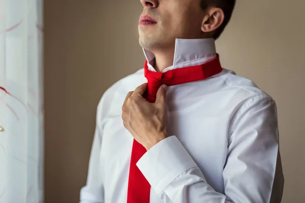 Pessoas, negócio, moda e conceito de vestuário - close-up de homem de camisa vestir-se e ajustar gravata no pescoço em casa. Empresário a pôr uma gravata. Um homem a pôr gravata. Empresário se vestindo de manhã — Fotografia de Stock