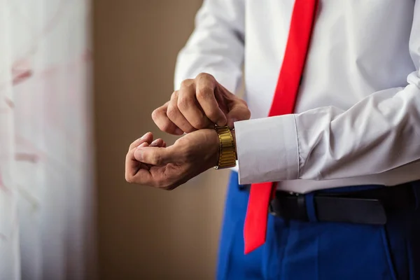 Businessman clock clothes, businessman checking time on his wristwatch. men's hand with a watch, watch on a man's hand, the fees of the groom, wedding preparation, preparation for work, putting the clock on the hand, fasten clock watch time, man's st — Stock Photo, Image