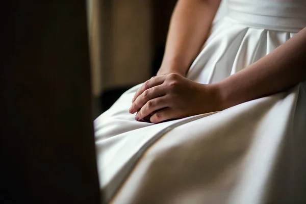 Ráno nevěsty, nevěsty nosí za šaty, svatba, krásné šaty — Stock fotografie