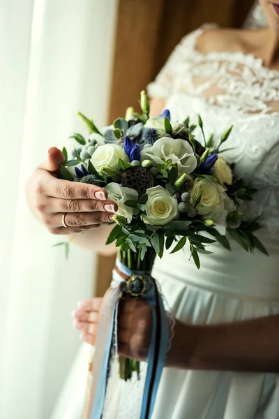 ブライダル アクセサリー、結婚式のヨーロッパ、アメリカの結婚式の花嫁の手でブライダル ブーケ — ストック写真