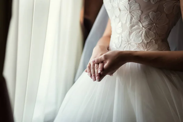 Ráno nevěsty, nevěsty nosí za šaty, svatba, krásné šaty — Stock fotografie
