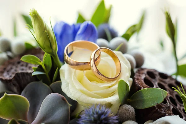 Βέρες βρίσκονται σε μια όμορφη γαμήλια ανθοδέσμη, γαμήλια δαχτυλίδια βρίσκονται σε ένα τριαντάφυλλα, Νυφικά Αξεσουάρ, Ευρωπαϊκής γάμος, αμερικανικός γάμος — Φωτογραφία Αρχείου