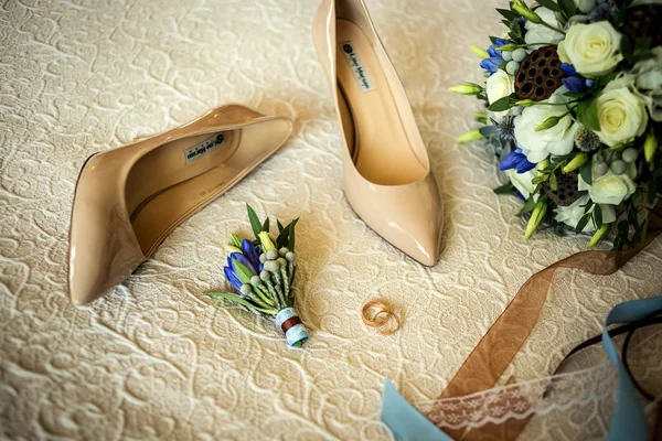 Weedding schoenen, samenstelling van de bruiloft, bruids boeket, ringen en corsages bruidegom bruiloft accessoires — Stockfoto