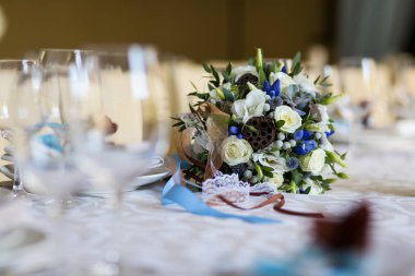 Tablo ayarı, Garson, Restoran Restoran iç, boş bardak beyaz masada bir dizi boş şampanya bardağı. Furshet, yemek tedarik. Şampanya ya da şarap için gözlük. Gelin buketi