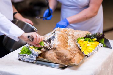 hamur içinde Şef yem balık pişmiş, hizmet yemekleri, Ziyafet tablolar, Restoran