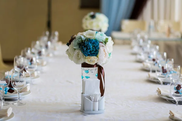 Table, restaurant servant, restaurant intérieur, verres vides sur la table blanche, Une rangée de verres à champagne vides.Furshet, traiteur.Verres pour champagne ou vin.Bouquet de mariée — Photo