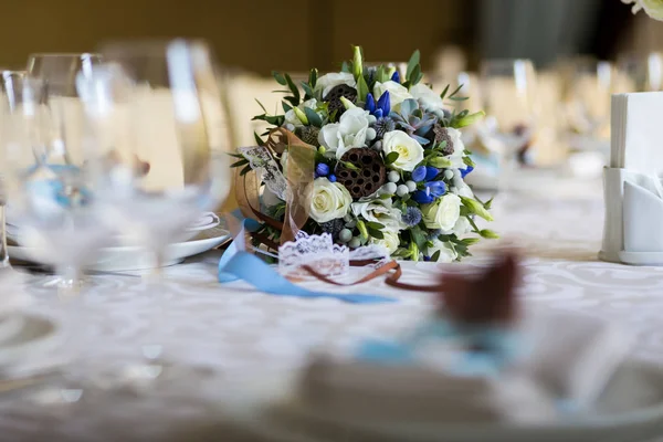 Ajuste de mesa, restaurante que sirve, restaurante interior, vasos vacíos en la mesa blanca, una fila de copas de champán vacías.Furshet, catering.Glasses para champán o wine.Bridal ramo — Foto de Stock