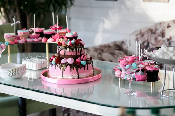 Шикарный розовый торт, детский торт, праздничный торт, сладкий стол, шоколадный батончик, торт, праздник, питание, банкет, зефир — стоковое фото