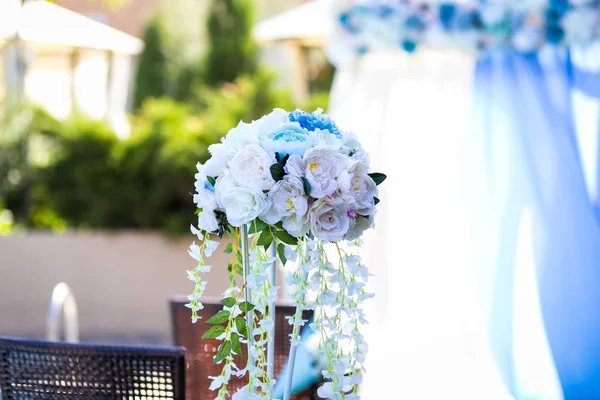 Decoración de la boda, decoración de la sala, un hermoso ramo de flores a la boda —  Fotos de Stock