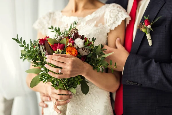 La novia que sostiene el ramo de boda en las manos del ramo de boda y las manos el primer plano, los accesorios de boda, la boda — Foto de Stock
