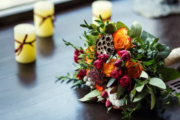 Hermoso ramo de novia acostado en la mesa, un hermoso ramo de bodas, flores de otoño — Foto de Stock