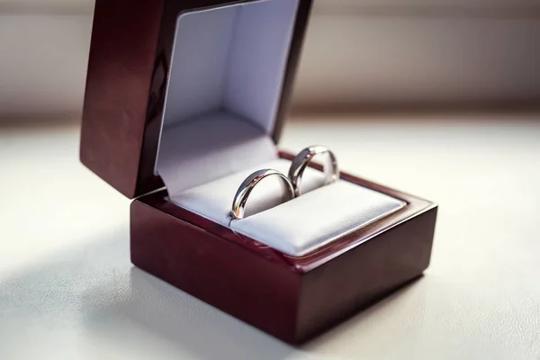 Anillos de boda se encuentran en la caja de la boda clásica, accesorios nupciales, boda europea, boda americana — Foto de Stock