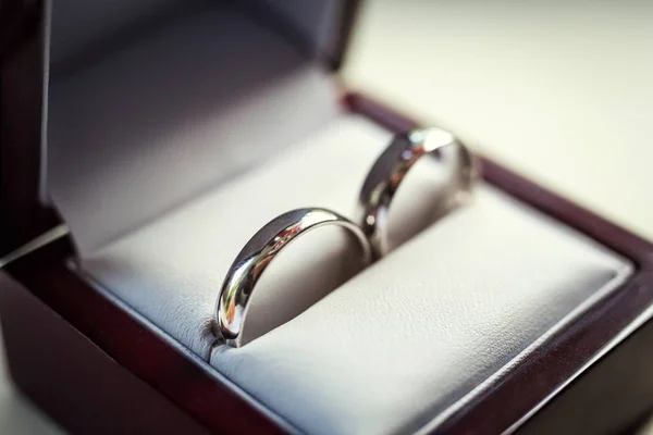 Anéis de casamento encontram-se na caixa de casamento clássico, acessórios de noiva, casamento europeu, casamento americano — Fotografia de Stock