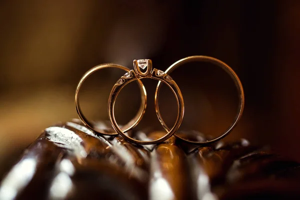 Anéis de casamento estão sobre a mesa, casamento e anel de noivado juntos. acessórios de casamento, convite de casamento — Fotografia de Stock