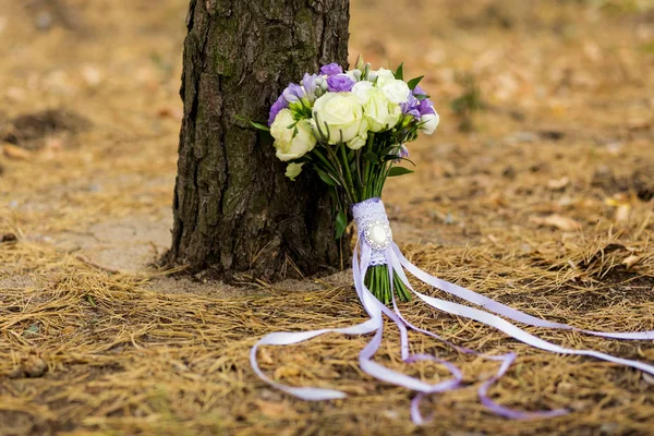 Gyönyörű menyasszonyi bouquetit fekszik, közel a fa, a gyönyörű menyasszonyi csokor, őszi virágok — Stock Fotó