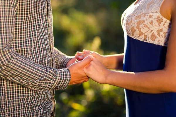 Par i kärlek hand i hand, dejting, kärlek, relation mellan en man och en kvinna händerna nära upp — Stockfoto