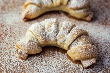 lezzetli taze kruvasanlar ile pudra şekeri serpilir. Taze lapa lapa kruvasanlar, lezzetli kontinental kahvaltı croissants kadar kapatın. Taze ev yapımı croissant.bakery ürünler, tatlılar