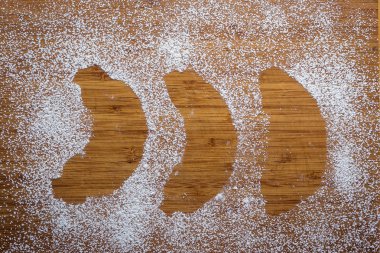 lezzetli taze kruvasanlar ile pudra şekeri serpilir. Taze lapa lapa kruvasanlar, lezzetli kontinental kahvaltı croissants kadar kapatın. Taze ev yapımı croissant.bakery ürünler, tatlılar