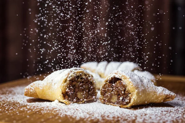 Yoğunlaştırılmış süt ve çikolata ile lezzetli kruvasan ile pudra şekeri serpilir. Ay çöreği, lezzetli kontinental kahvaltıyla yakın çekim içinde croissants.homemade croissants.croissant üzerinde — Stok fotoğraf