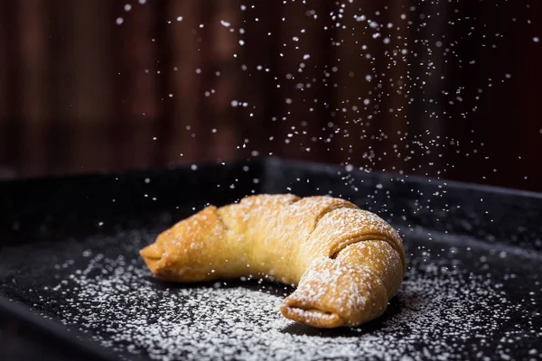 Lezzetli taze kruvasanlar ile pudra şekeri serpilir. Taze lapa lapa kruvasanlar, lezzetli kontinental kahvaltı büfe doğrultusunda croissants.croissant ekmek üzerinde kapatın. Ev yapımı taze kruvasanlar — Stok fotoğraf