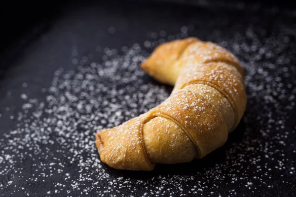 Chutné čerstvé croissanty, sypané moučkovým cukrem. Lahodné kontinentální snídaně s čerstvými croissanty šupinatá, Detailní záběr na croissants.croissant chleba na bufetové linky. Čerstvé domácí croissanty — Stock fotografie